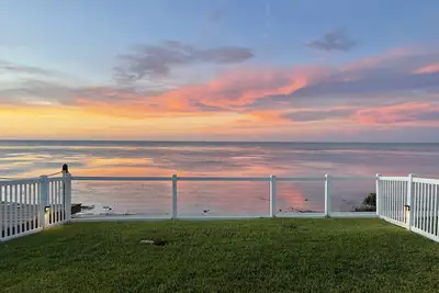 Image de Bayfront Home ~ près de la plage ~ superbes équipements pour les familles!