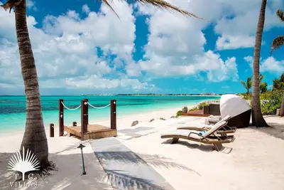 Image de Conch Beach Villa 3br sur Grace Bay Beach avec des tonnes d'équipements et de la piscine!