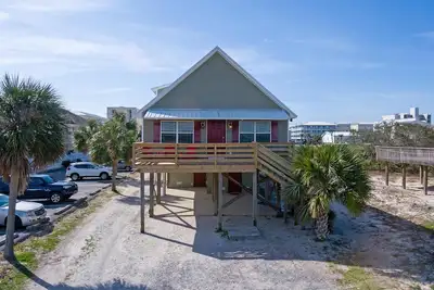 Image de Emplacement abordable et privilégié sur la plage / le lagon! Marchez jusqu'à la plage et les restaurants!
