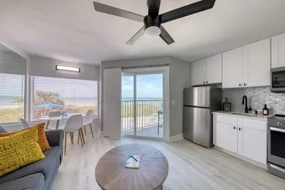 Image de Coral Cove 110 a True Beachfront, Condo 1bd, parfait pour les couples et les petites familles