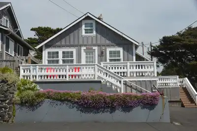 Image de Charmant chalet confortable avec vue sur l'océan! -Juste étapes à la plage! w / 2 terrasses Lrg et WiFi! !