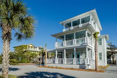 Image de Nouvelle Beach House à Seacrest Beach. Étapes à suivre pour la plage et la piscine. Près de Rosemary Beach