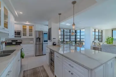 Image de Unité d'extrémité avec balcon enveloppant! Vues Sw du golfe Beausé + plage! !