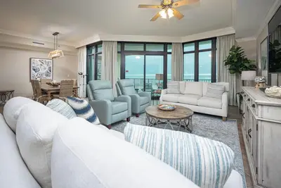 Image de Condo sur la plage avec un d����������������cor contemporain magnifique Bombay inspiré