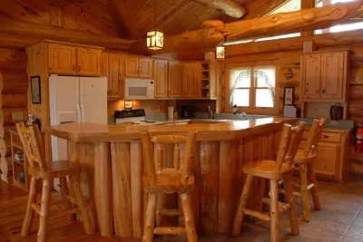 Image de Real Log Cabin 4 Br, 3 salles de bain sur le lac incroyable avec cheminée, sauna, la vie privée.