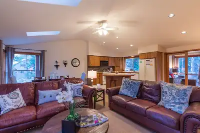 Maison à plusieurs niveaux avec 3 chambres, bain à remous, tennis de table et baby-foot - Rage13