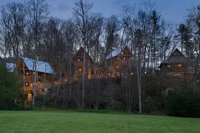 Image de Cabane excentrique Black Mountain dans un cadre magnifique. Votre maison loin de chez vous!