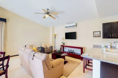 Image de Condo haut de gamme avec piscine partagée et commodités de villégiature, près de la plage!
