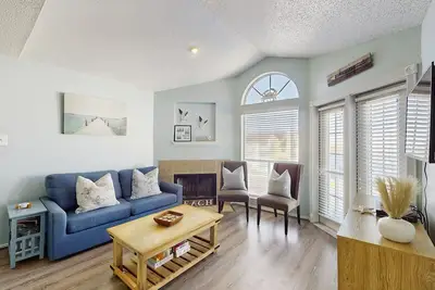 Image de Condo confortable, chien-friendly avec une piscine partagée - deux blocs de la plage!