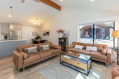 Un seul niveau, une grande zone boisée derrière cette maison pour chien, spa - Quar08