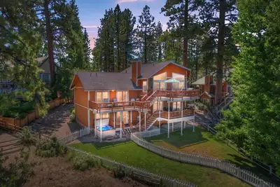 Image de Lakefront Manor: luxueux! Spa! Table de billard! Vues! Les ponts multiples! Suite Maître! Un Barbecue!