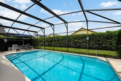 Image de Un seul niveau de 3 chambres, 2 salles de bains villa avec piscine et salle de jeux privée