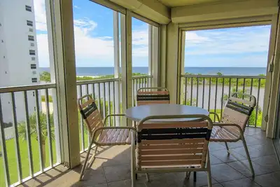 Image de Palmiers et brises tropicales! 2b / 2b Island Vacation Condo Beachside w / Large Pool At Discounted Price!