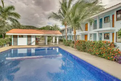 Image de Condo récemment rénové avec piscine partagée - à pied de la plage et des restaurants!