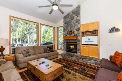 Magnifique maison avec une disposition amusante, ping-pong, 2 suites principales, bain à remous - Spli13