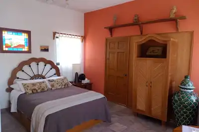 Bibliothèque Rooom # 3 avec un lit queen size et un lit simple dans une chambre séparée