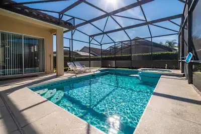 Image de Lumineux / spacieux 4 chambres, 4 salles de bain, 2 salles de jeux, piscine privée et spa