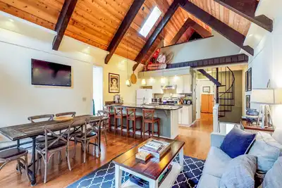 Image de Belle maison de ville spacieuse avec terrasse et piscine partagée - près du lac et des pistes!