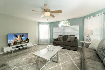 Image de Condo entièrement rénové en septembre 2019 avec installations communes à proximité des parcs à thème