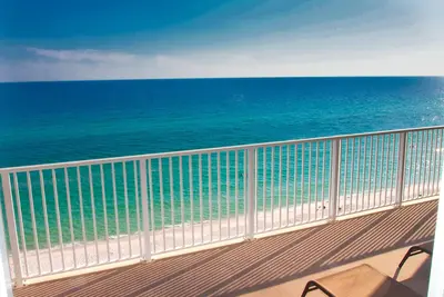 Image de Détendez-vous et profitez de ce Tropic Winds 2/2 Condo w / Xl Balcon et service de plage!