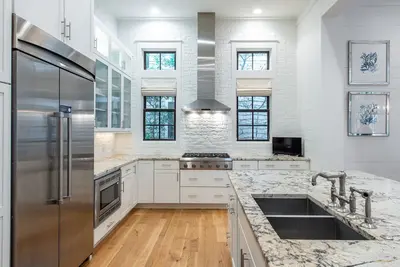 Image de Accès exécutif à la maison! Mobilier élégant et grand espace extérieur!