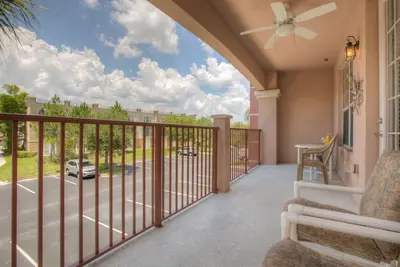 Image de Superbe 3 chambres à coucher au premier étage condo avec un décor chaleureux et un patio reposant.