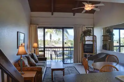 Image de Confortable, Entièrement approvisionné, Condo dernier étage à distance de marche de la plage