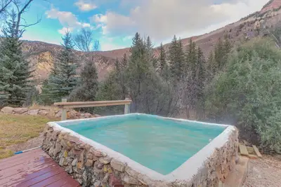 Image de Cabane Riverside avec bains à remous partagés, ski à proximité, pêche, et bien plus encore!