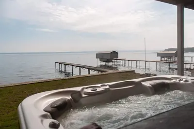 Image de Winey Duck Cottage: \"Pet Friendly contemporain w \/ bain à remous sur Seneca Wine Trail