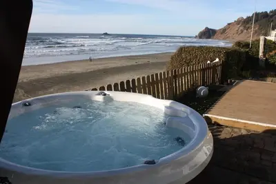 Image de Accueil front de mer w / bain à remous et des escaliers à la plage. 10 personnes.