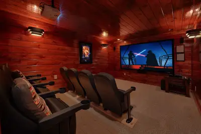 Image de 4 chambre cabine Gatlinburg salle de cinéma avec une vue imprenable sur le Mont LeConte