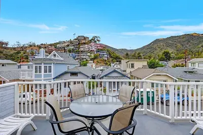 Image de Maison spacieuse sur deux niveaux, vue sur la montagne, cheminée, proche de la plage, barbecue