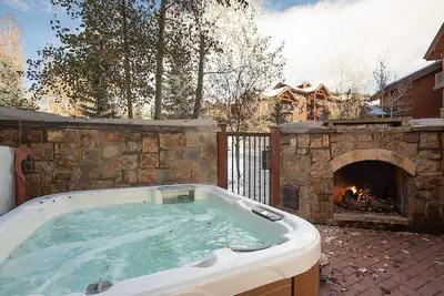 Image de Mobilier élégant! Patio privé avec bain à remous, cheminée et barbecue! Bl6109