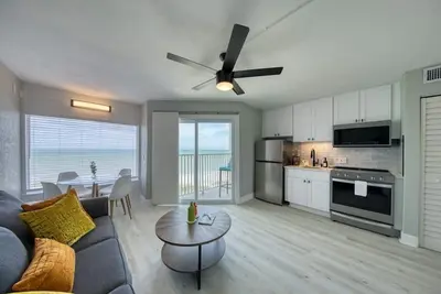 Image de Petey's Pelican Penthouse 310 a True Beachfront, Condo 1bd, parfait pour les couples et les petites familles