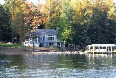 Image de La maison parfaite au bord de l'eau du lac Anna! Bain à remous, porche filtré, vue imprenable!