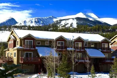 Image de Une maison de ville pittoresque, 4 chambres montagneuses surplombant la magnifique rivière bleue