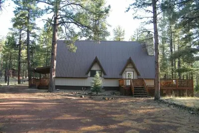 Image de Hibernation Hideaway Cabane Rustique Dans La ForĂŞt