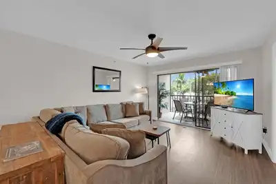 Image de Escapade sur l'île pour deux! Ensoleillé 1 chambre / 2 salles de bain Condo de vacances à prix d'aubaine! Marchez jusqu'à la plage!