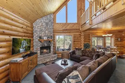 Image de Cloud Catcher: Marchez jusqu'à Bear Mtn! Luxe! Jacuzzi! Table de billard! Station de charge Tesla!
