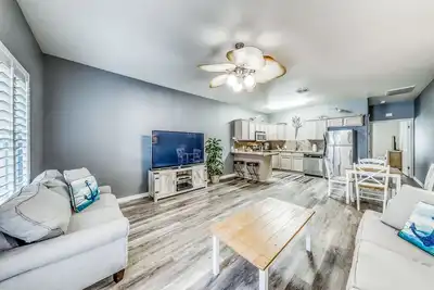 Image de Maison de ville familiale acceptant les chiens, complète avec accès à la piscine partagée et Wi-Fi gratuit
