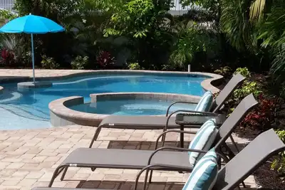 Image de 4 chambres / 3 salles de bain Bungalow Piscine chauffée et spa Vélos Kayaks Wi-Fi gratuit