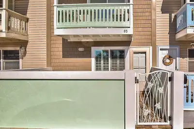 Image de Maison de ville entièrement rénovée de deux chambres 200 pieds à l'océan
