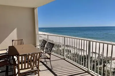 Image de Condo luxueux au 5e étage! À seulement 7 minutes à pied de Flora Bama!