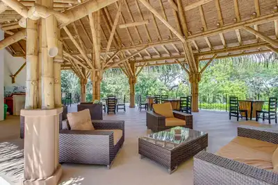 Image de Suite en bord de mer avec piscine partagée, courts de tennis, spa et accès à la plage!