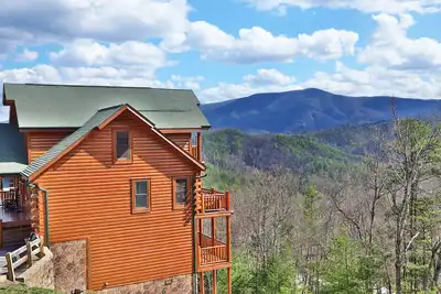 Ce magnifique lodge avec une vue imprenable peut accueillir confortablement 18 personnes et propose quatre suites parentales.