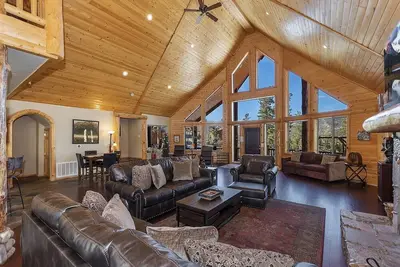 Image de Golden Oak Estate: Log House de luxe Ă Castle Glen! Marchez jusqu'au lac! Belles vues sur la montagne!