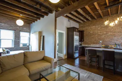 Image de # 1 classé propriété Vrbo! Haut de gamme, mezzanine, condo 2 chambres près de Bc & Fenway w \/ parking