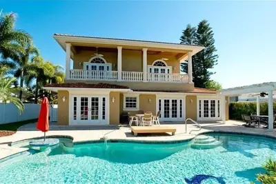 Image de 510 Bayview - Canal home privé 5 chambres / 5 salles de bain avec piscine privée, occupation maximale de 10 personnes.