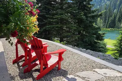 Image de Suite d'une chambre donnant sur le parcours de golf, avec de belles vues sur la montagne