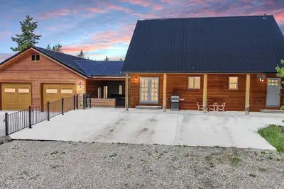 Image de Kabino: Refuge Rimfire - Près de Ynp - Connecté aux sentiers! Jacuzzi! Wifi gratuit!